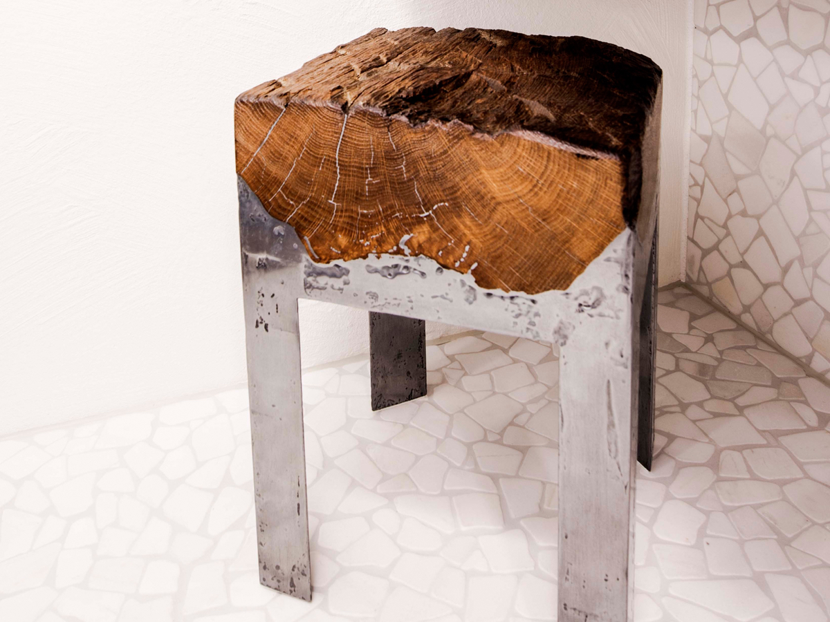 Midas Metall Designhocker aus Holz mit Zinkspachtel | © Bigler