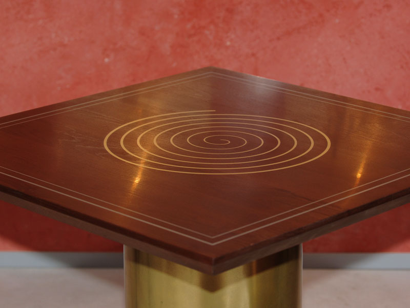 Midas Metall Tisch mit Intarsie | © Midas Surfaces GmbH