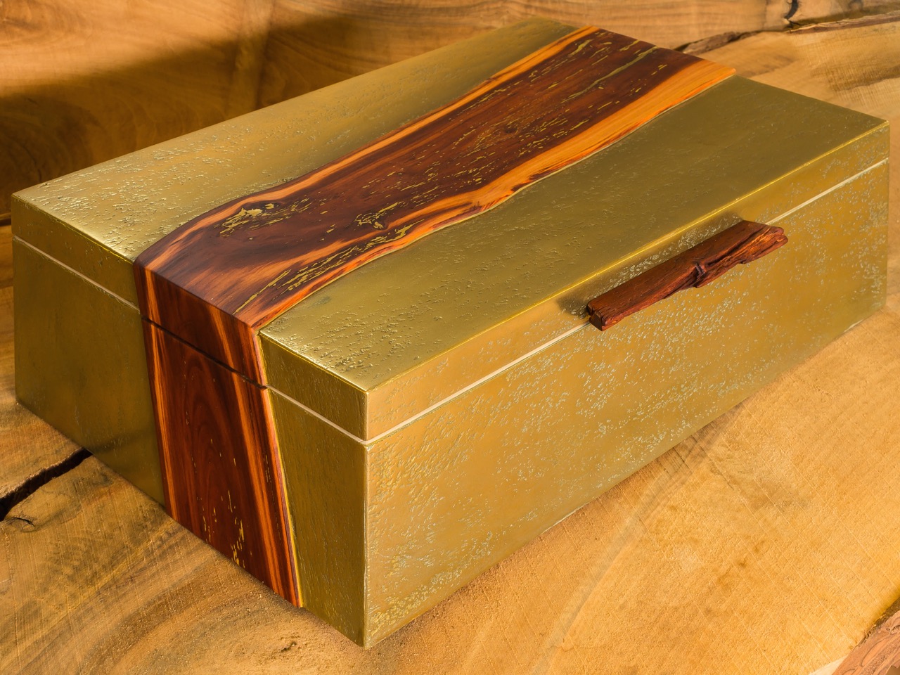 Midas Metall Art Schmuckbox mit Zwetschgen und Holzgriff | © christiane campioni